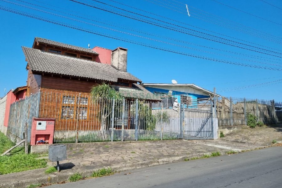 Casa com 249m², 2 dormitórios, 1 vaga, no bairro Treviso em Caxias do Sul para Comprar