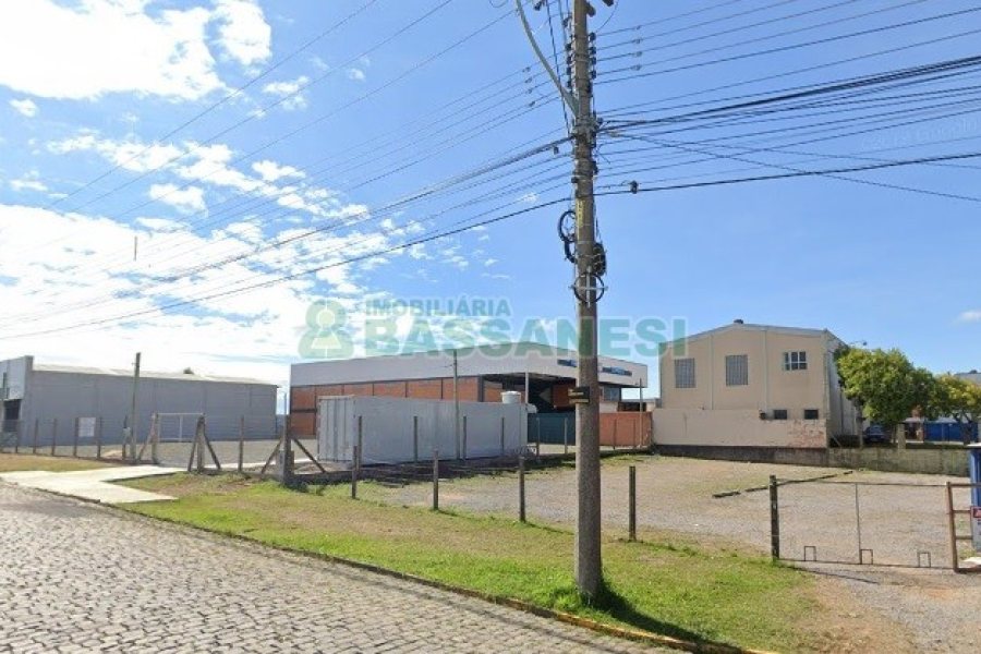 Terreno com 741m², no bairro Cinqüentenário em Caxias do Sul para Comprar