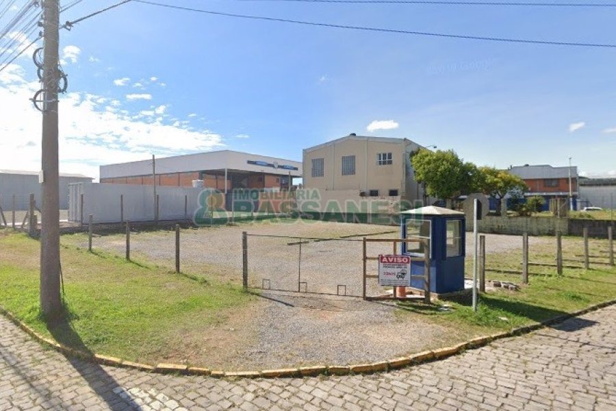Terreno com 741m², no bairro Cinqüentenário em Caxias do Sul para Comprar