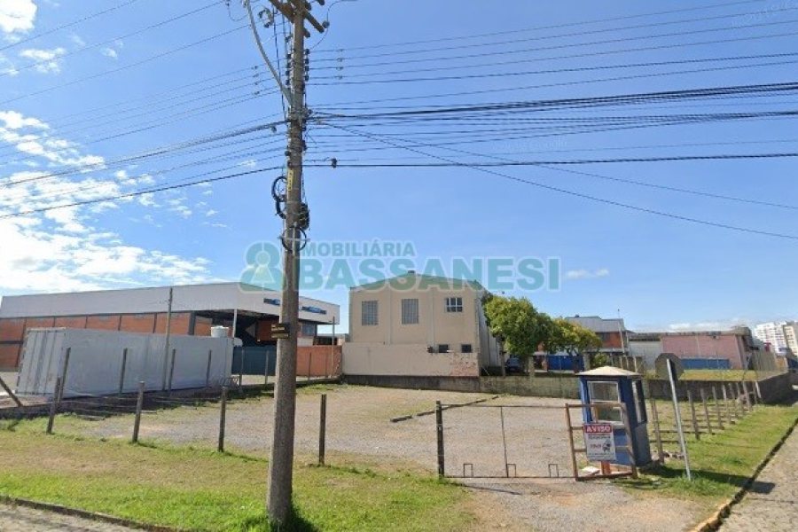 Terreno com 741m², no bairro Cinqüentenário em Caxias do Sul para Comprar