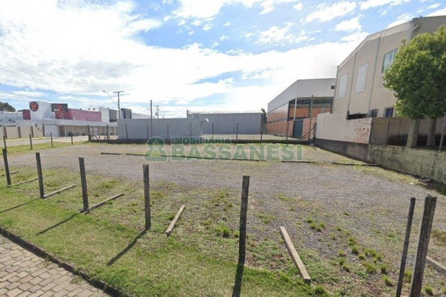 Terreno com 741m², no bairro Cinqüentenário em Caxias do Sul para Comprar