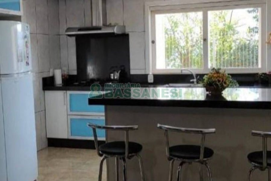 Casa com 149m², 3 dormitórios, 2 vagas, no bairro Santa Fé em Caxias do Sul para Comprar