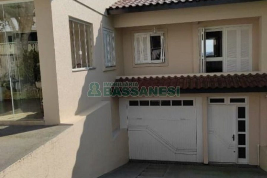 Casa com 149m², 3 dormitórios, 2 vagas, no bairro Santa Fé em Caxias do Sul para Comprar