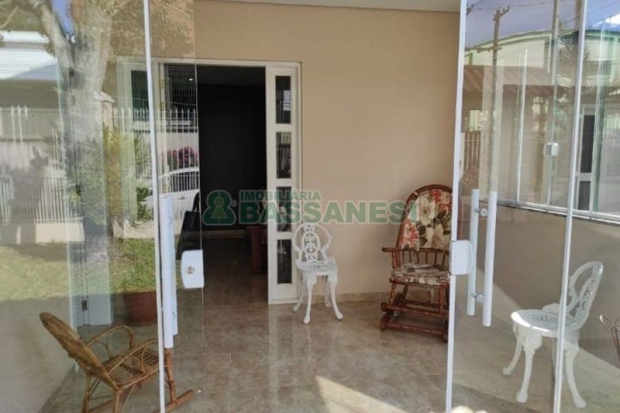 Casa com 149m², 3 dormitórios, 2 vagas, no bairro Santa Fé em Caxias do Sul para Comprar