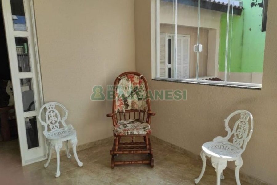 Casa com 149m², 3 dormitórios, 2 vagas, no bairro Santa Fé em Caxias do Sul para Comprar
