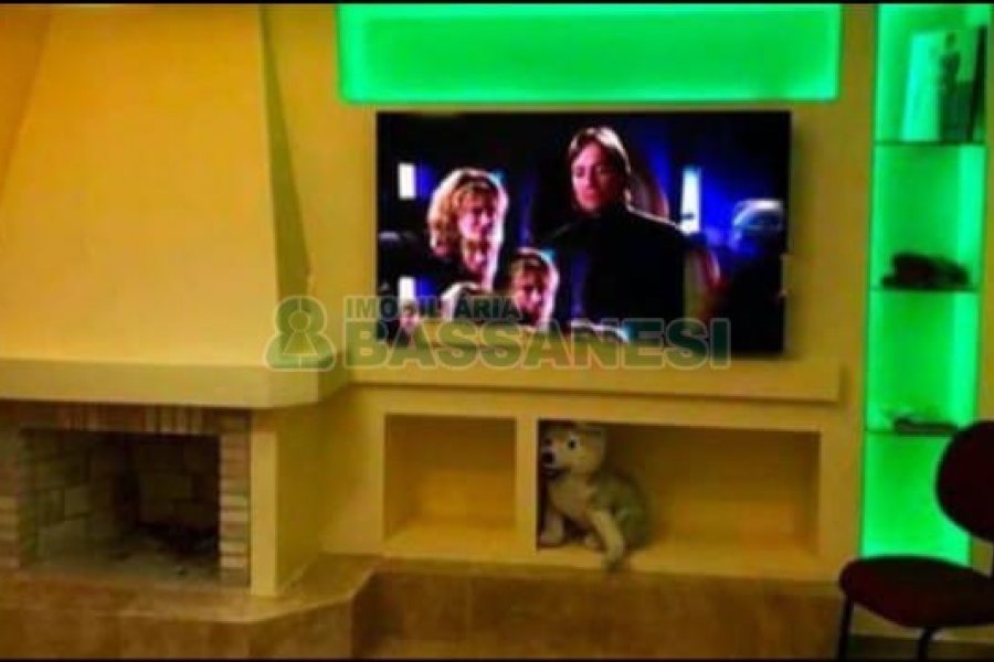 Casa com 149m², 3 dormitórios, 2 vagas, no bairro Santa Fé em Caxias do Sul para Comprar