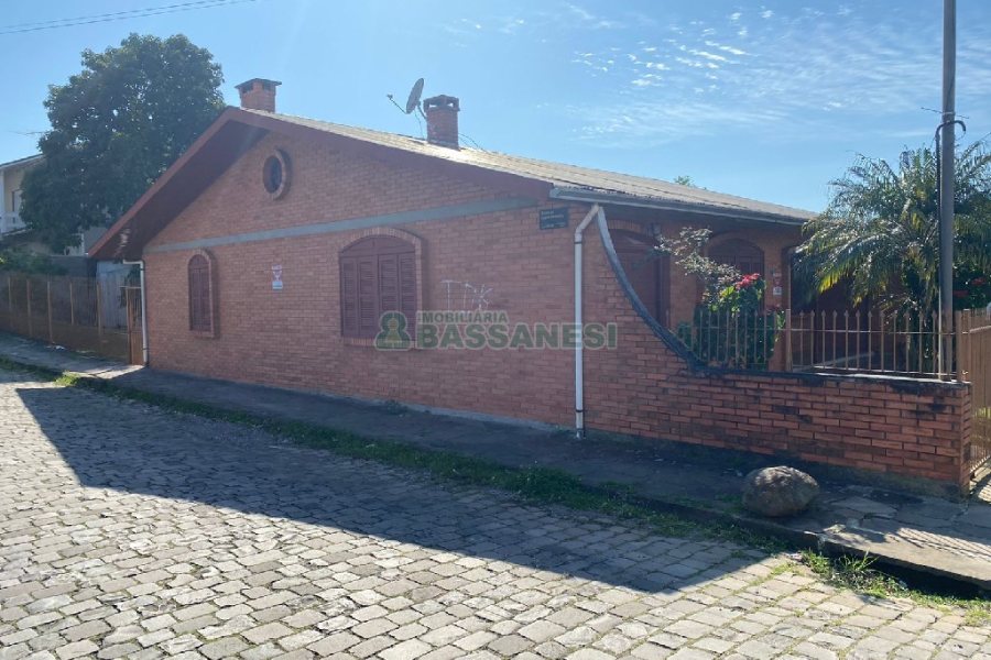 Casa com 138m², 3 dormitórios, 1 vaga, no bairro Kayser em Caxias do Sul para Comprar