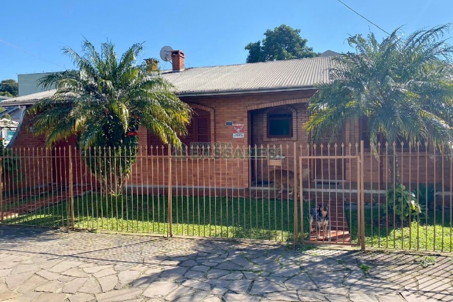 Casa com 138m², 3 dormitórios, 1 vaga, no bairro Kayser em Caxias do Sul para Comprar