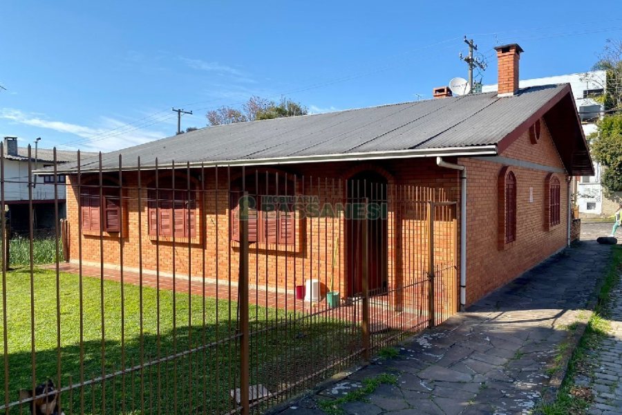Casa com 138m², 3 dormitórios, 1 vaga, no bairro Kayser em Caxias do Sul para Comprar