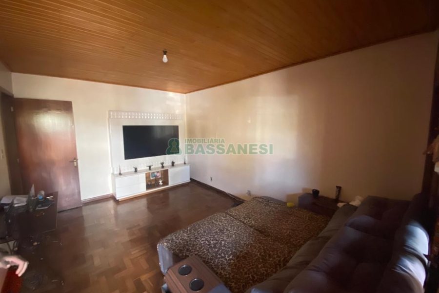Casa com 138m², 3 dormitórios, 1 vaga, no bairro Kayser em Caxias do Sul para Comprar