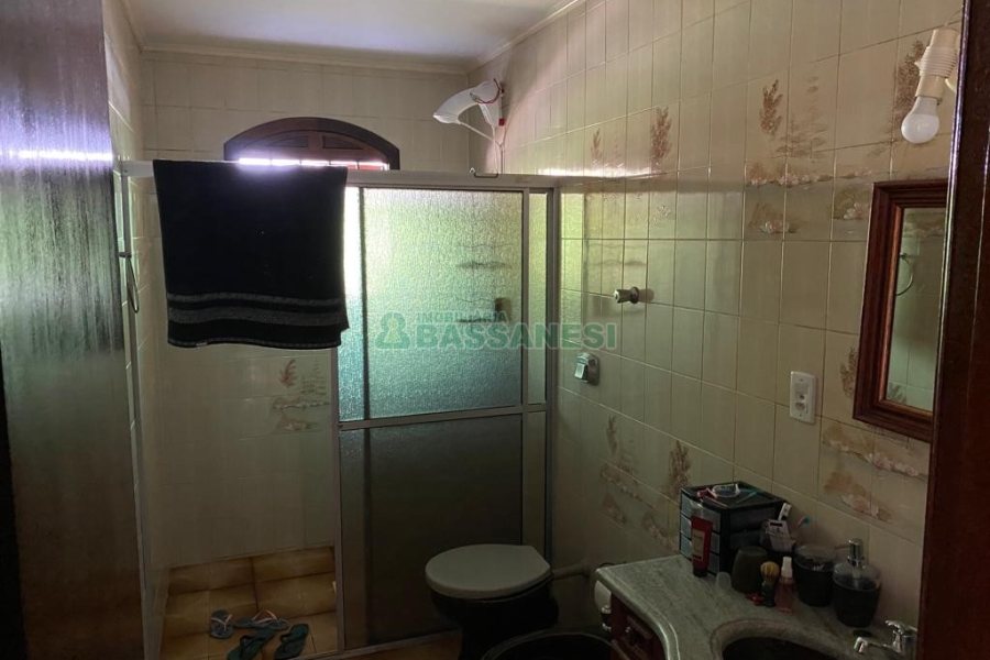 Casa com 138m², 3 dormitórios, 1 vaga, no bairro Kayser em Caxias do Sul para Comprar
