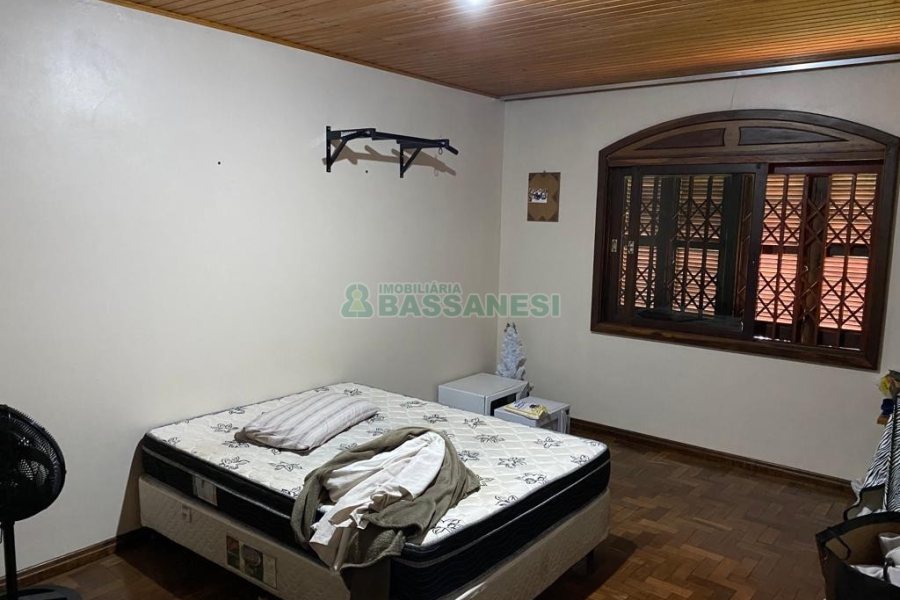 Casa com 138m², 3 dormitórios, 1 vaga, no bairro Kayser em Caxias do Sul para Comprar