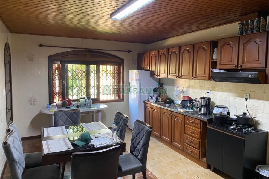 Casa com 138m², 3 dormitórios, 1 vaga, no bairro Kayser em Caxias do Sul para Comprar