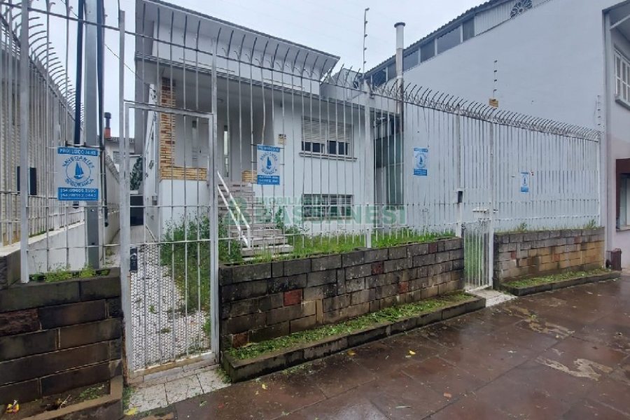 Casa com 200m², 6 dormitórios, 4 vagas, no bairro Centro em Caxias do Sul para Comprar
