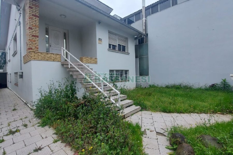 Casa com 200m², 6 dormitórios, 4 vagas, no bairro Centro em Caxias do Sul para Comprar