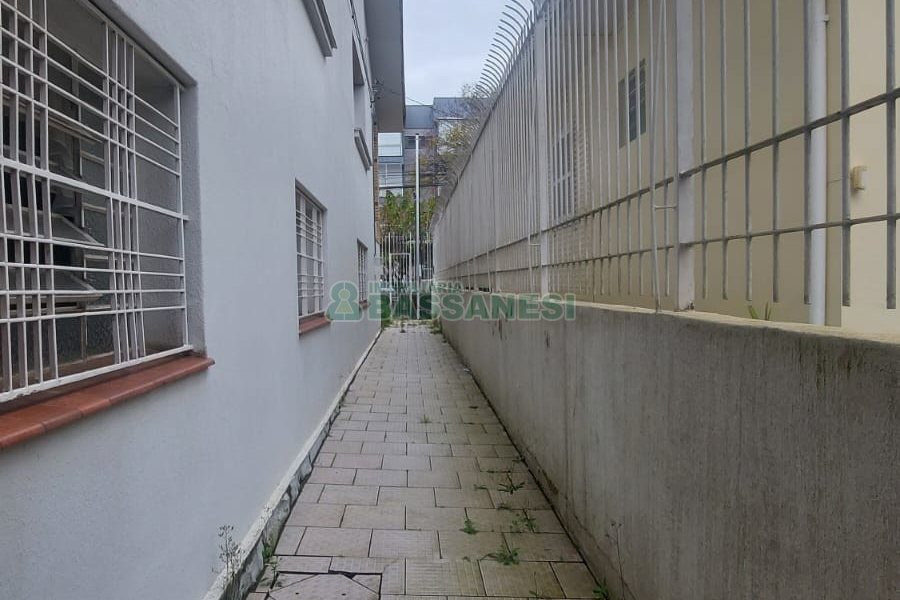 Casa com 200m², 6 dormitórios, 4 vagas, no bairro Centro em Caxias do Sul para Comprar