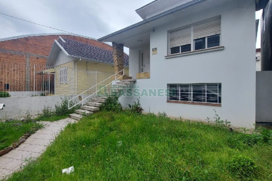 Casa com 200m², 6 dormitórios, 4 vagas, no bairro Centro em Caxias do Sul para Comprar