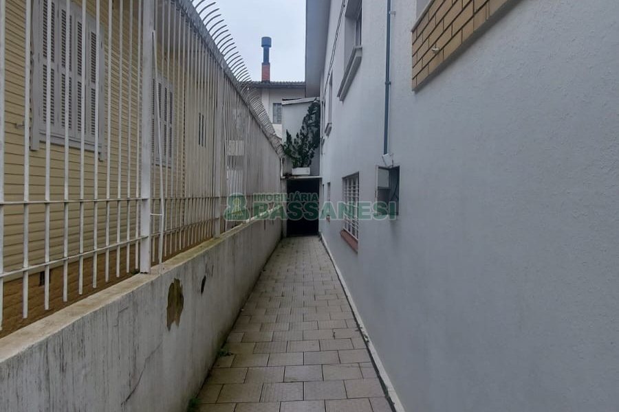 Casa com 200m², 6 dormitórios, 4 vagas, no bairro Centro em Caxias do Sul para Comprar