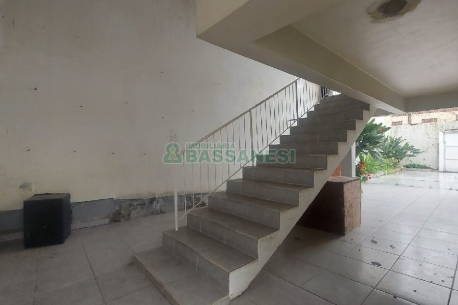 Casa com 200m², 6 dormitórios, 4 vagas, no bairro Centro em Caxias do Sul para Comprar