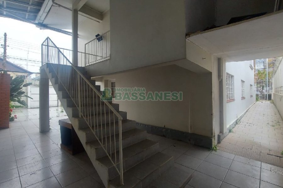 Casa com 200m², 6 dormitórios, 4 vagas, no bairro Centro em Caxias do Sul para Comprar