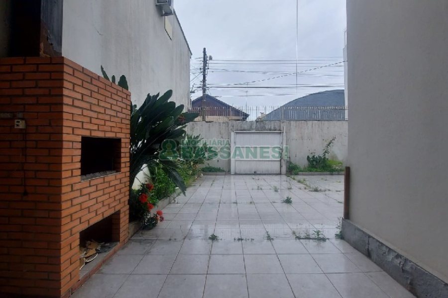 Casa com 200m², 6 dormitórios, 4 vagas, no bairro Centro em Caxias do Sul para Comprar