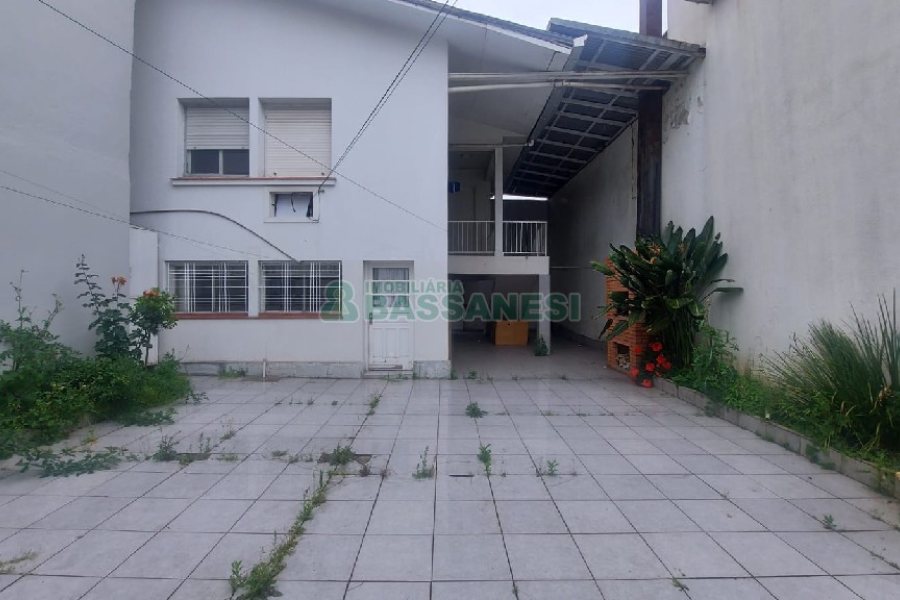 Casa com 200m², 6 dormitórios, 4 vagas, no bairro Centro em Caxias do Sul para Comprar