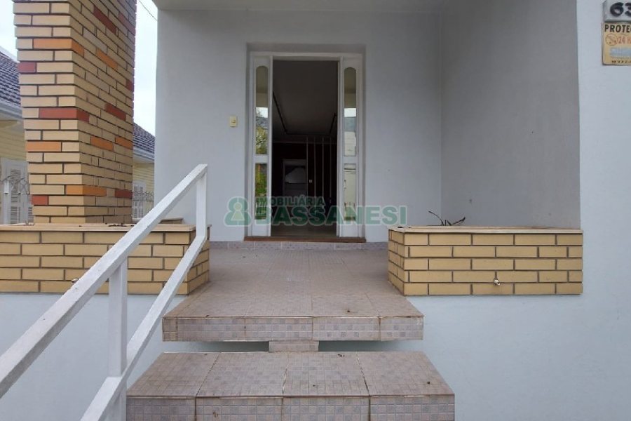 Casa com 200m², 6 dormitórios, 4 vagas, no bairro Centro em Caxias do Sul para Comprar