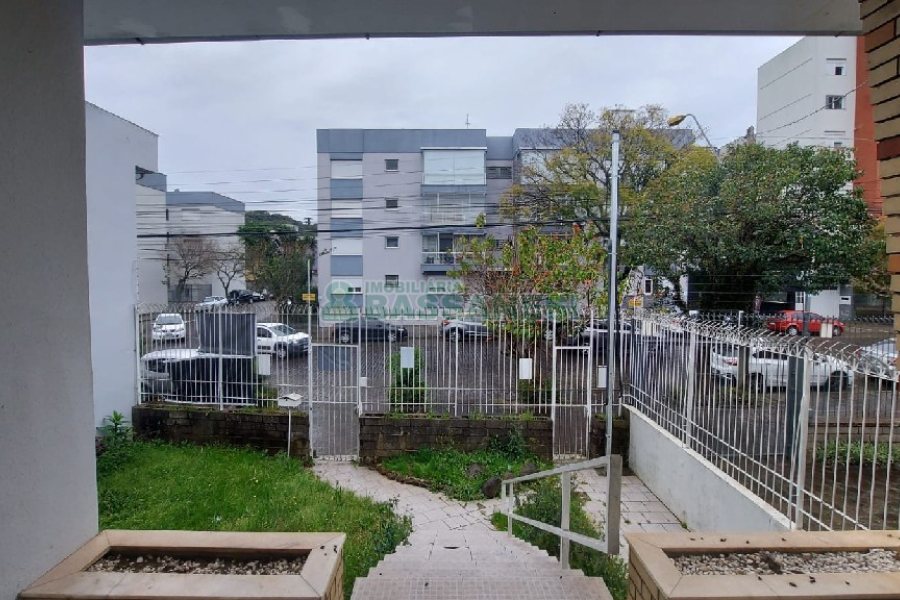 Casa com 200m², 6 dormitórios, 4 vagas, no bairro Centro em Caxias do Sul para Comprar