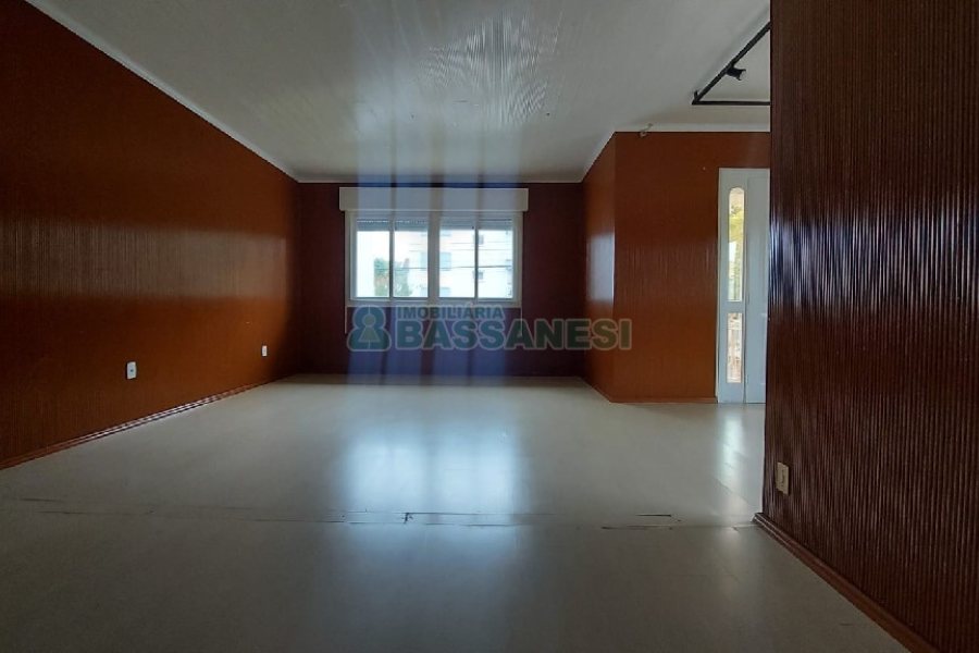 Casa com 200m², 6 dormitórios, 4 vagas, no bairro Centro em Caxias do Sul para Comprar