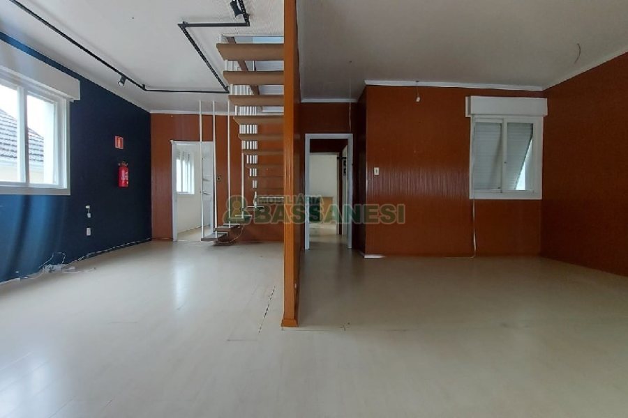 Casa com 200m², 6 dormitórios, 4 vagas, no bairro Centro em Caxias do Sul para Comprar
