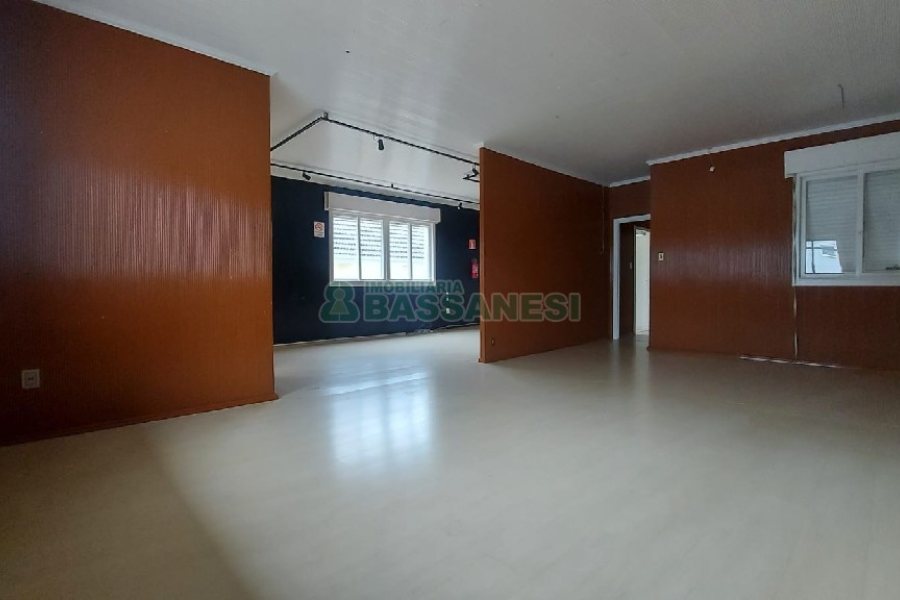 Casa com 200m², 6 dormitórios, 4 vagas, no bairro Centro em Caxias do Sul para Comprar