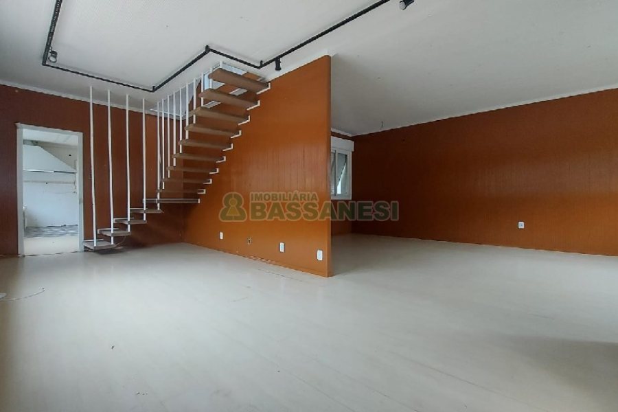 Casa com 200m², 6 dormitórios, 4 vagas, no bairro Centro em Caxias do Sul para Comprar