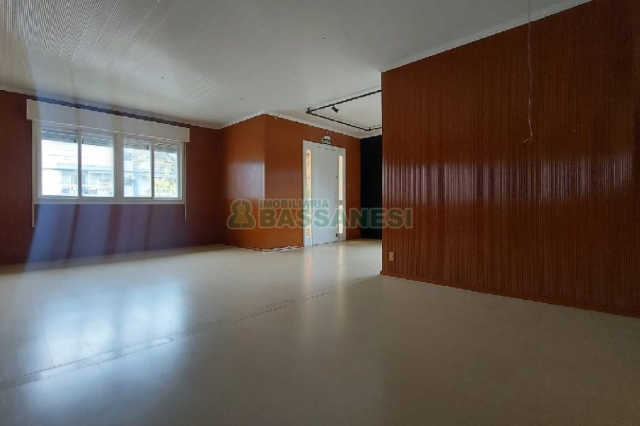 Casa com 200m², 6 dormitórios, 4 vagas, no bairro Centro em Caxias do Sul para Comprar