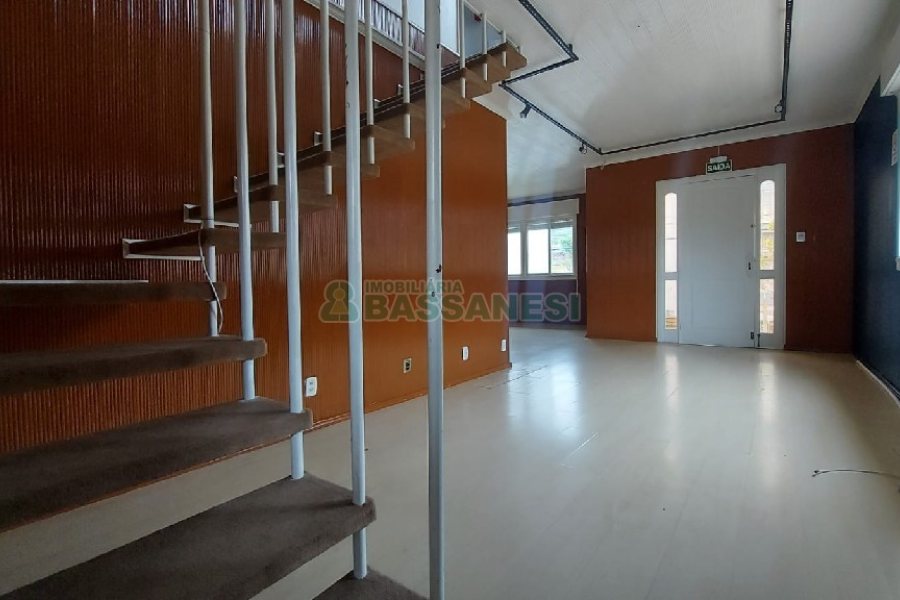 Casa com 200m², 6 dormitórios, 4 vagas, no bairro Centro em Caxias do Sul para Comprar