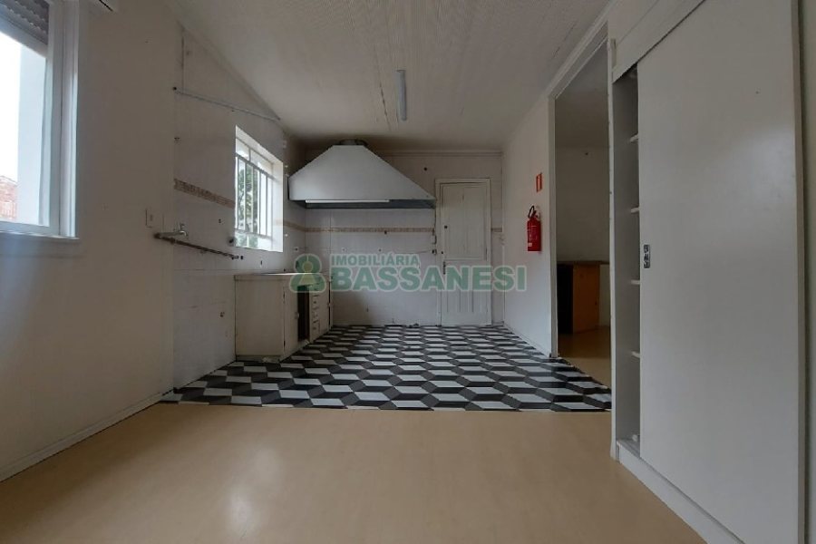 Casa com 200m², 6 dormitórios, 4 vagas, no bairro Centro em Caxias do Sul para Comprar