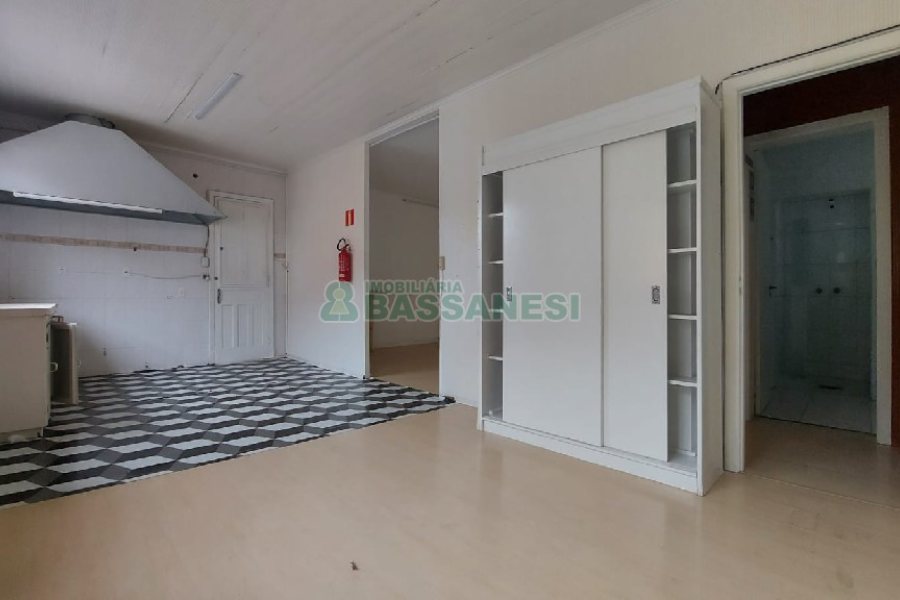 Casa com 200m², 6 dormitórios, 4 vagas, no bairro Centro em Caxias do Sul para Comprar