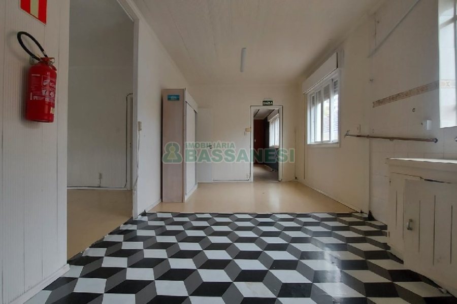 Casa com 200m², 6 dormitórios, 4 vagas, no bairro Centro em Caxias do Sul para Comprar