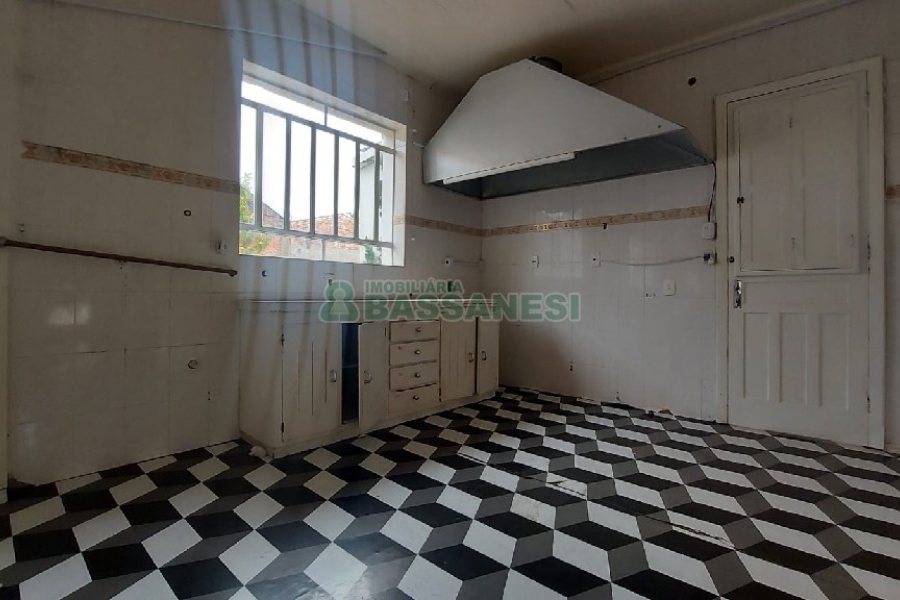 Casa com 200m², 6 dormitórios, 4 vagas, no bairro Centro em Caxias do Sul para Comprar