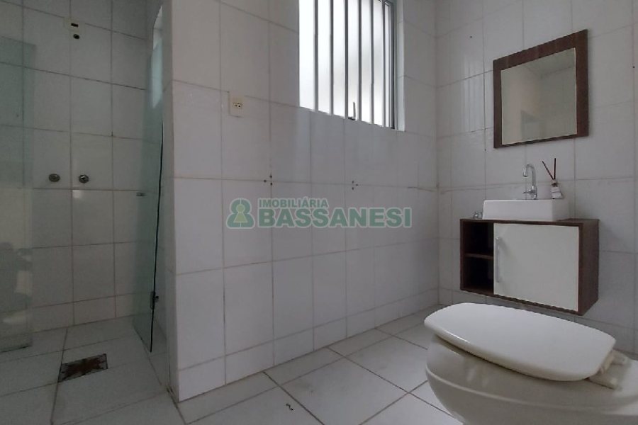 Casa com 200m², 6 dormitórios, 4 vagas, no bairro Centro em Caxias do Sul para Comprar