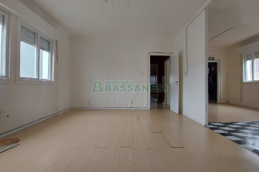 Casa com 200m², 6 dormitórios, 4 vagas, no bairro Centro em Caxias do Sul para Comprar
