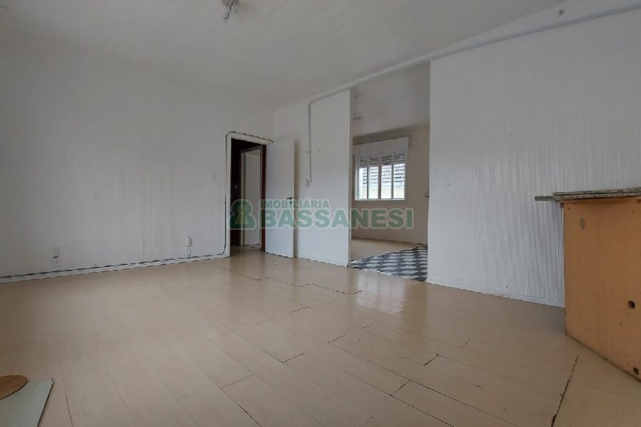 Casa com 200m², 6 dormitórios, 4 vagas, no bairro Centro em Caxias do Sul para Comprar