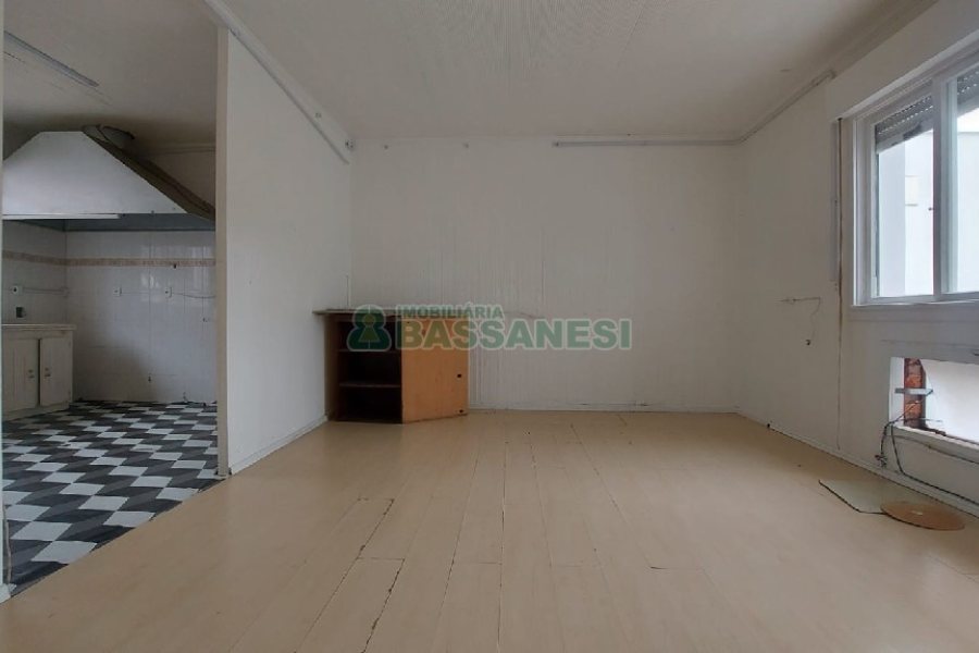 Casa com 200m², 6 dormitórios, 4 vagas, no bairro Centro em Caxias do Sul para Comprar