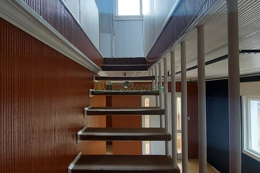 Casa com 200m², 6 dormitórios, 4 vagas, no bairro Centro em Caxias do Sul para Comprar