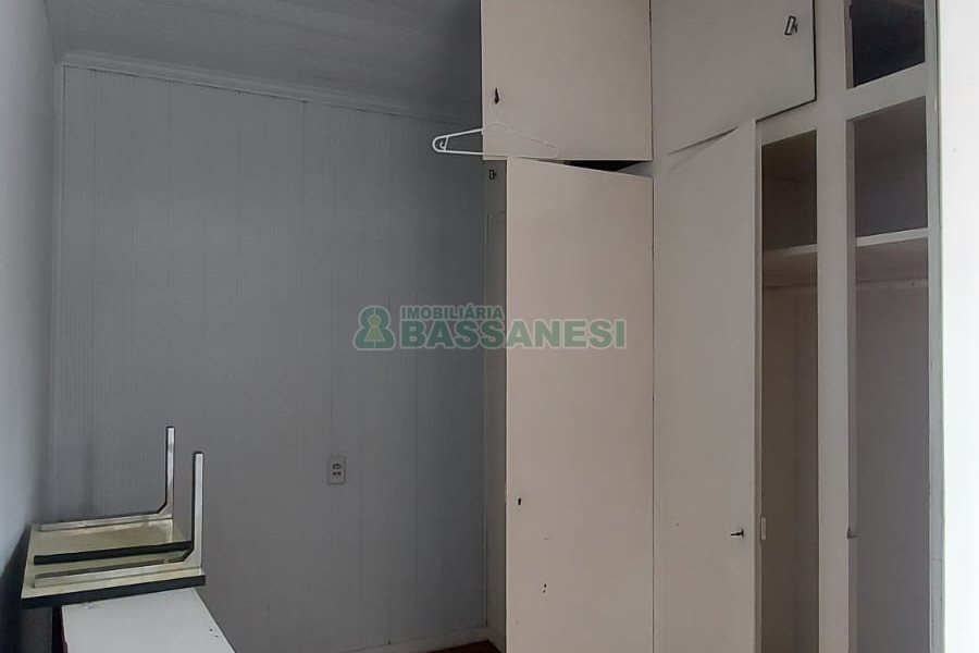 Casa com 200m², 6 dormitórios, 4 vagas, no bairro Centro em Caxias do Sul para Comprar