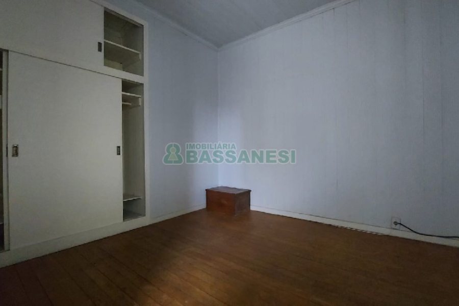 Casa com 200m², 6 dormitórios, 4 vagas, no bairro Centro em Caxias do Sul para Comprar