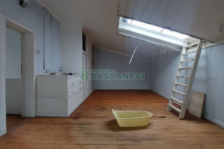 Casa com 200m², 6 dormitórios, 4 vagas, no bairro Centro em Caxias do Sul para Comprar