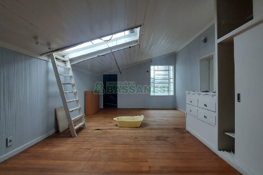 Casa com 200m², 6 dormitórios, 4 vagas, no bairro Centro em Caxias do Sul para Comprar