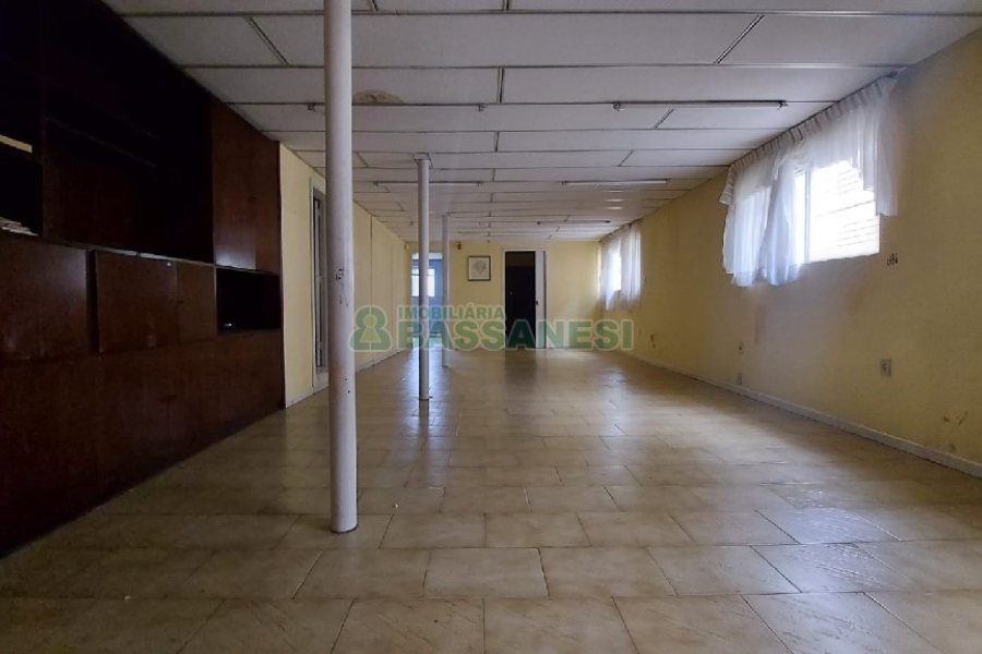 Casa com 200m², 6 dormitórios, 4 vagas, no bairro Centro em Caxias do Sul para Comprar