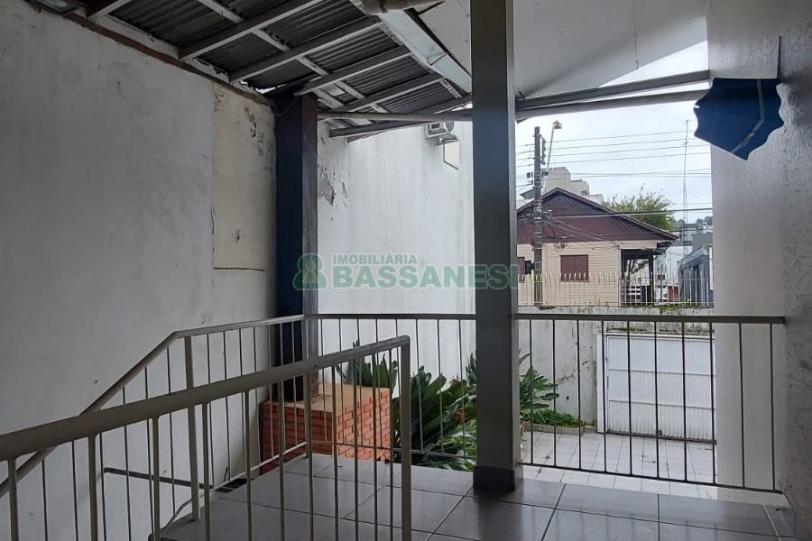 Casa com 200m², 6 dormitórios, 4 vagas, no bairro Centro em Caxias do Sul para Comprar