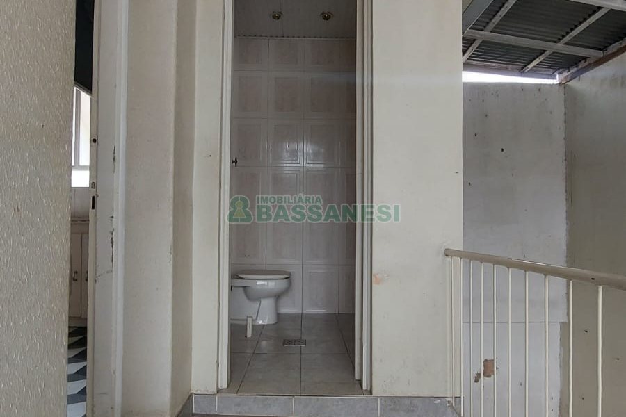 Casa com 200m², 6 dormitórios, 4 vagas, no bairro Centro em Caxias do Sul para Comprar